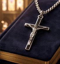 Croix latine "Christ en croix" en acier inoxydable chaîne incluse  - NEW