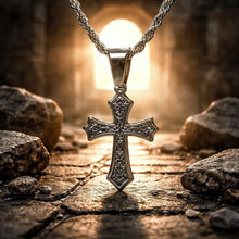 Croix fleur de lys joliment travaillée en acier inoxydable chaîne incluse - NEW