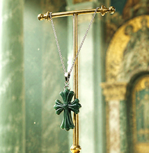 Croix Fleur de Lys en Jade naturel avec chaîne de 45 cm en argent 925 incluse