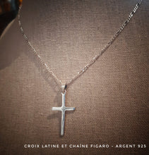 Croix latine en argent 925 d'une très belle simplicité avec chaîne