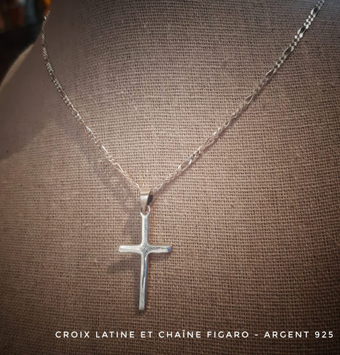 Croix latine en argent 925 d'une très belle simplicité avec chaîne