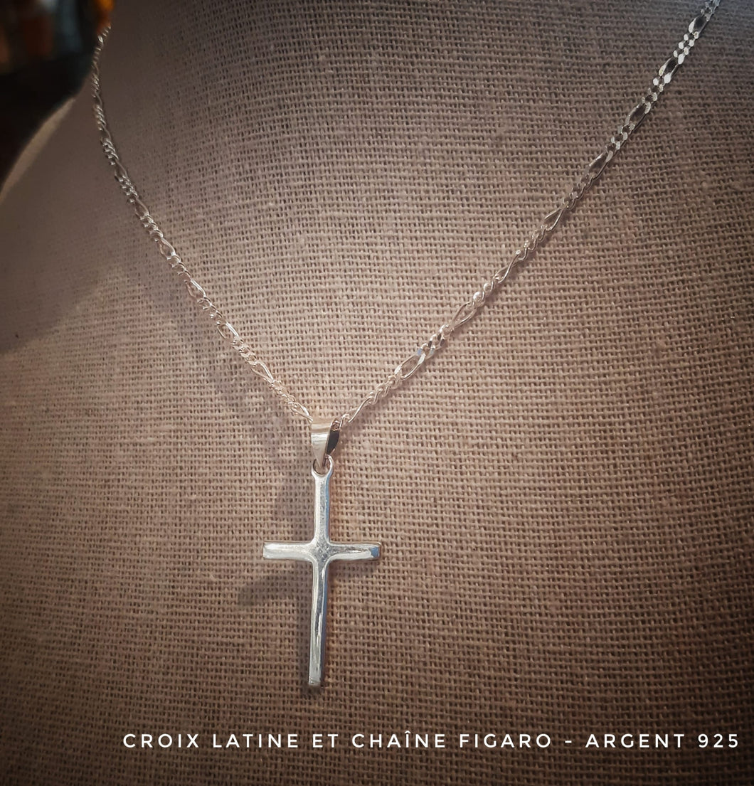 Croix latine en argent 925 d'une très belle simplicité avec chaîne