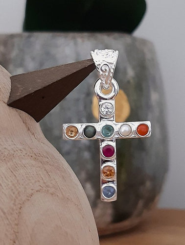 Très belle croix en argent avec pierres multicolores  