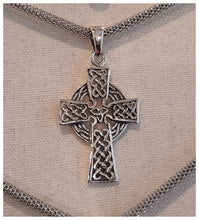 Croix celtique racée en argent 925 avec triquetra centrale