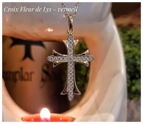 Très belle croix Fleur de Lys - plaqué or 18 carats sur argent 925 et zircons taillés  - NEW 2023