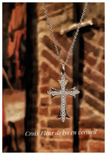 Très belle croix Fleur de Lys - plaqué or 18 carats sur argent 925 et zircons taillés  - NEW 2023