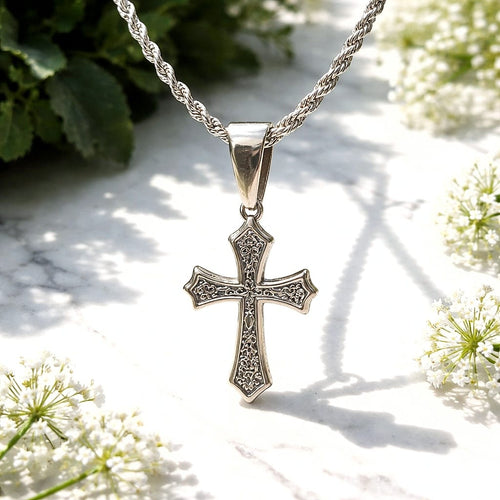Croix fleur de lys joliment travaillée en acier inoxydable chaîne incluse - NEW