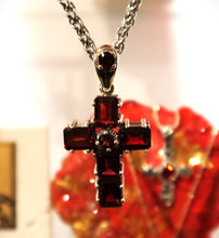 Croix baroque d'atelier en argent et grenats taillés  - Réassort 2023