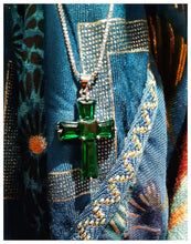 Magnifique croix en argent avec cristaux vert émeraude - NEW