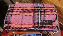 Collection "Scotland" 2023 - Grande écharpe tartan rose vif, superbe!