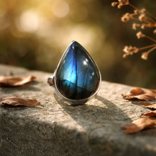 VENDUE - Bague en argent sertie d'une superbe labradorite goutte bleu intense - NEW