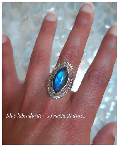 Bague en argent rhodié finement ciselée - labradorite oblongue bleu intense - NEW