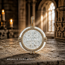 Pendentif Saint-Benoît baroque - nacre naturelle - Superbe nouveauté!