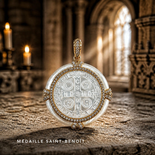 Pendentif Saint-Benoît baroque - nacre naturelle - Superbe nouveauté!