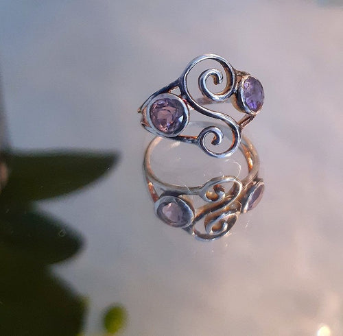 Jolie bague stylisée d'inspiration celtique avec améthystes  - NEW