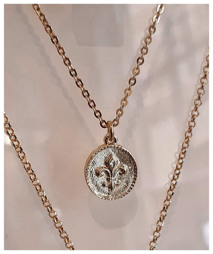 Collier raffiné en vermeil (or sur argent 925) avec médaillon Fleur de Lys - NEW 2023