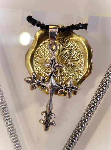 Croix Fleur de Lys en argent, raffinée & exclusive