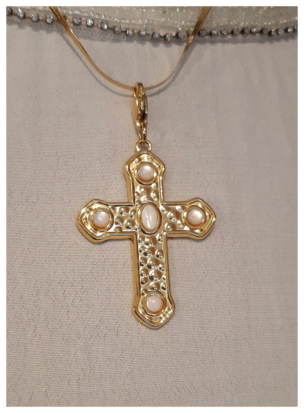 Croix baroque en inox doré & nacre avec mousqueton - Réassort 2023