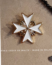 Pin's Croix de Malte rouge / blanc en émail - Made in Malta - NEW 2023-2024