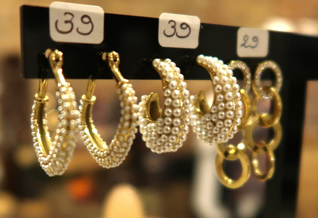 Boucles d'oreilles - anneaux baroques doré-mat et mini-perles  - NEW 2022 / Espagne