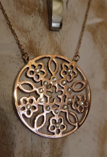Collier court avec pendentif arabesque et Swarovski rosé