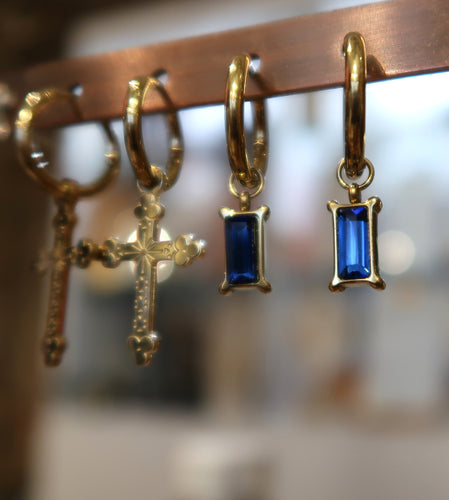 Boucles d'oreilles anneaux dorés avec cristaux bleus