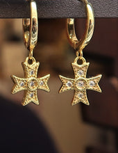 Boucles d'oreilles anneaux dorés avec Croix de Malte - NEW