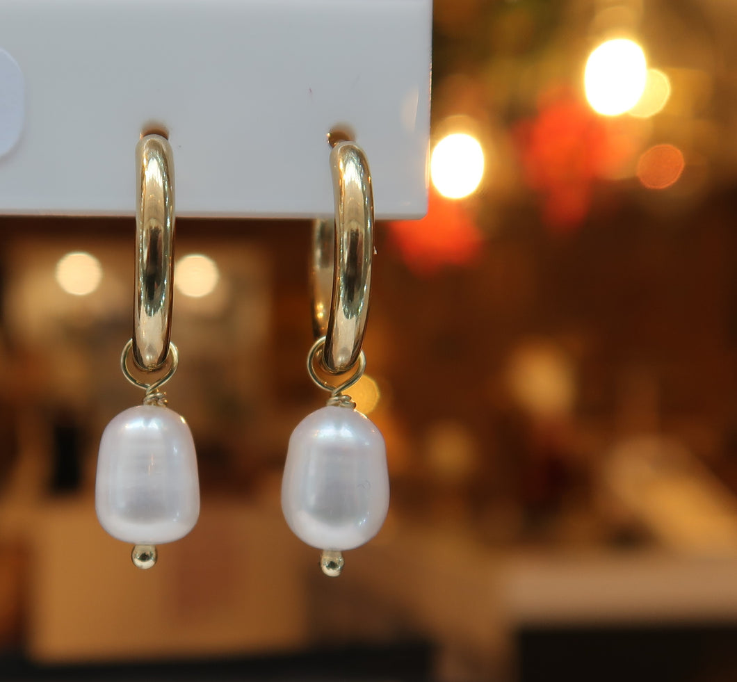 Boucles d'oreilles anneaux dorés avec perles de coquillage - New
