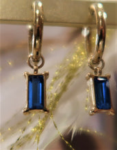 Boucles d'oreilles anneaux dorés avec cristaux bleus