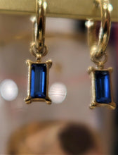 Boucles d'oreilles anneaux dorés avec cristaux bleus