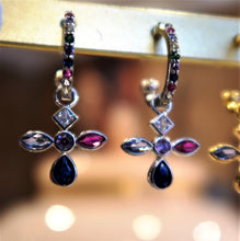 Boucles d'oreilles anneaux-croix en argent avec cristaux de couleur