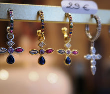Boucles d'oreilles anneaux-croix en argent avec cristaux de couleur