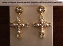 Top nouveauté!! Boucles d'oreilles croix baroques dorées & perles  - NEW 2023