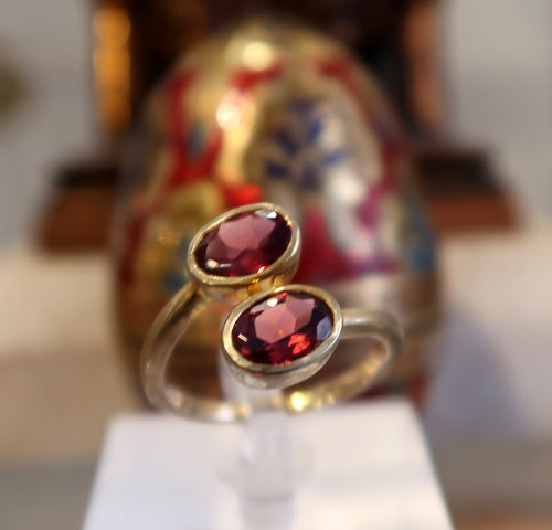 Bague en vermeil (or sur argent) avec 2 grenats