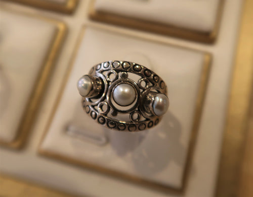 Très belle bague en argent avec 3 perles d'eau douce