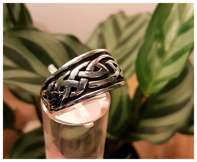 Très bel anneau orné de noeuds celtiques en argent