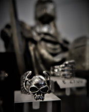 Bague crâne / skull en argent avec ailes latérales