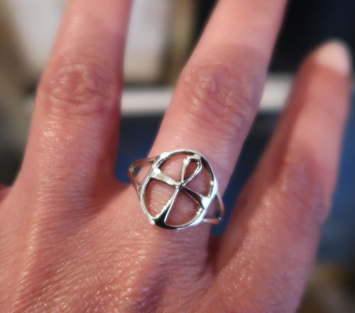 Bague fine en argent  stylisée 