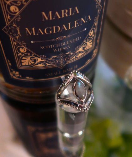 Bague elfique losange féminine et épurée avec labradorite bleue intense