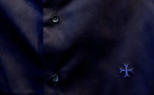 Chemise noire 100% coton luxe satiné - croix des Templiers brodée en bleu nuit