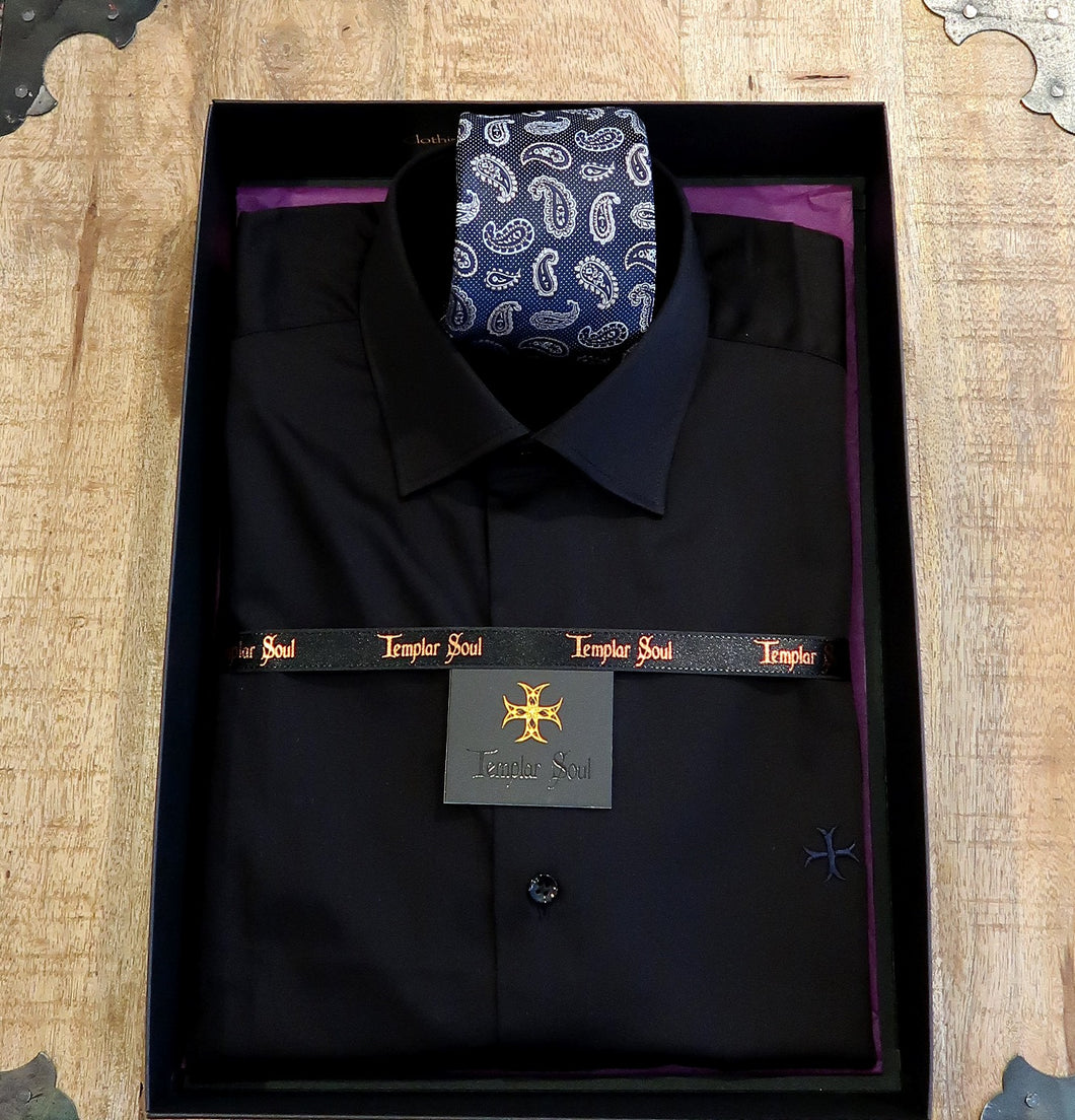 Chemise noire 100% coton luxe satiné - croix des Templiers brodée en bleu nuit