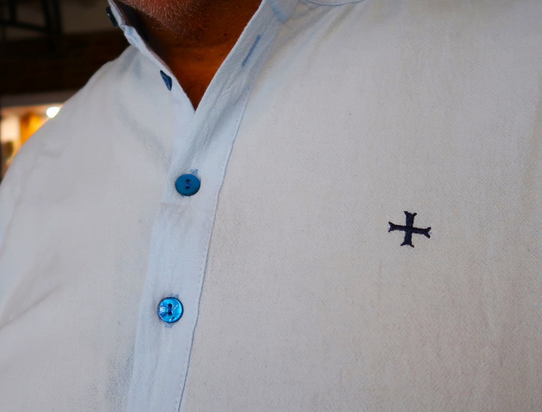 Chemise bleue coton-lin 100% naturelle avec boutons nacre & croix brodée