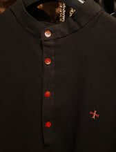 Chemise noire coton-lin 100% naturelle avec boutons nacre & croix brodée