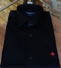 Chemise noire 100% coton luxe satiné - croix des Templiers brodée rouge