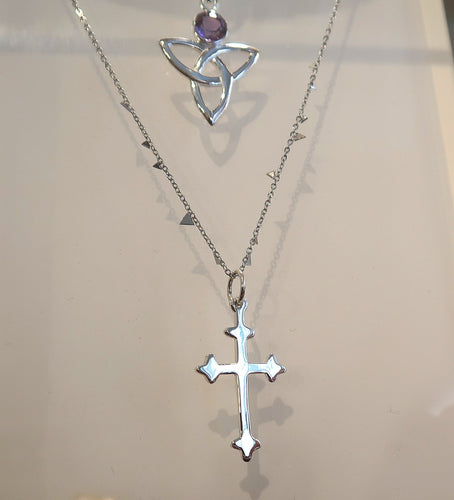 Croix en argent fine, élégante d'une belle simplicité