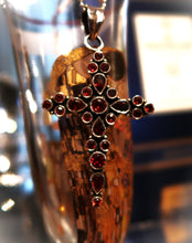 Croix baroque en argent et grenats - Pièce de collection