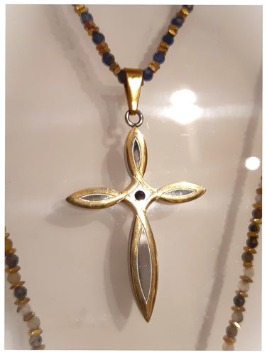 Pendentif croix stylisée en inox doré avec petit onyx central - NEW 2023