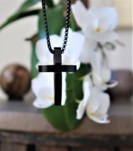 Croix en inox noir avec chaîne - d'une très belle simplicité!