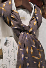 Écharpe mixte gris-taupe à motifs élégants - fine et douce
