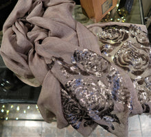 Echarpe beige-taupe laine et soie à sequins bronze de marque "Miss Terre"
